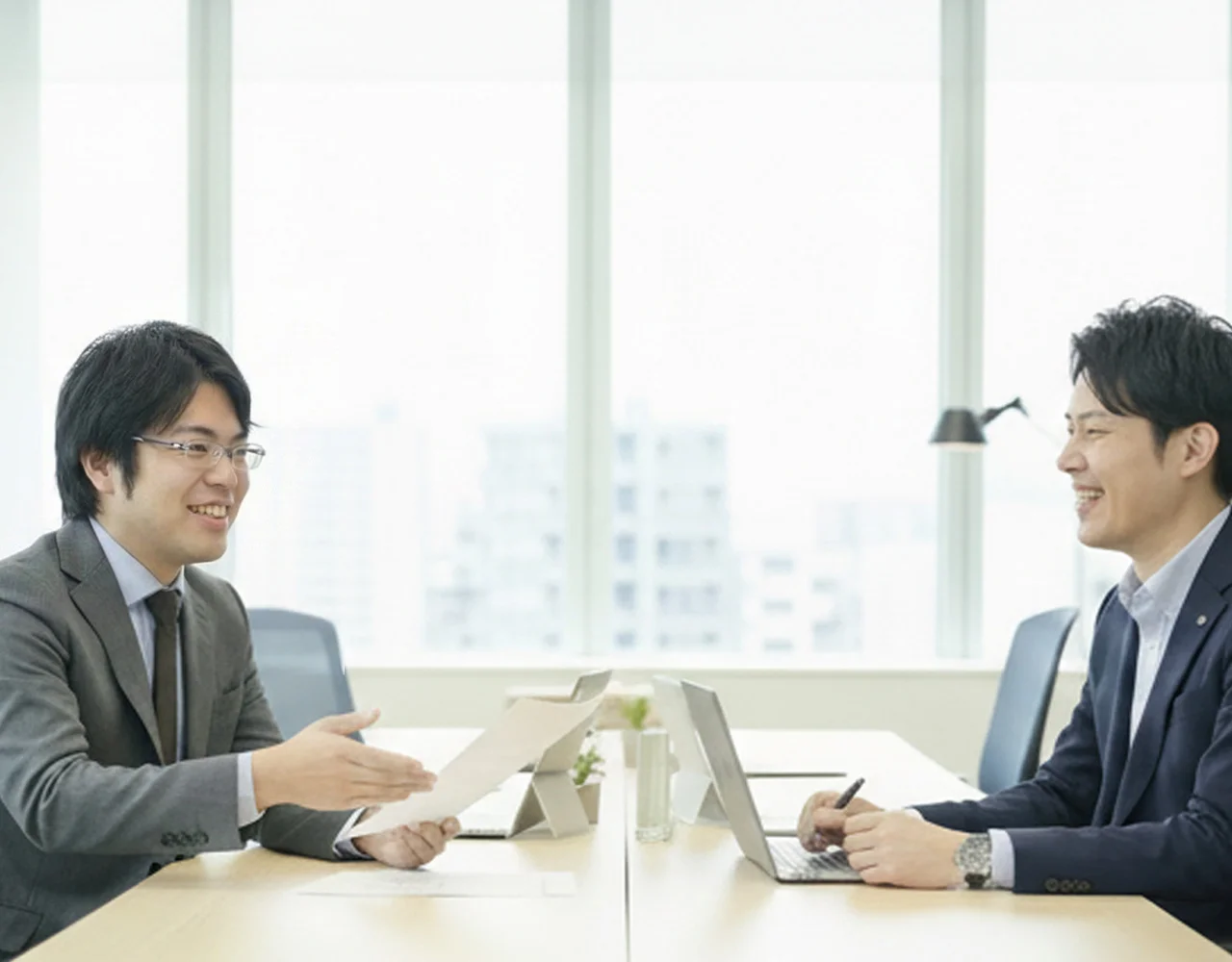 クライアントと話す税理士