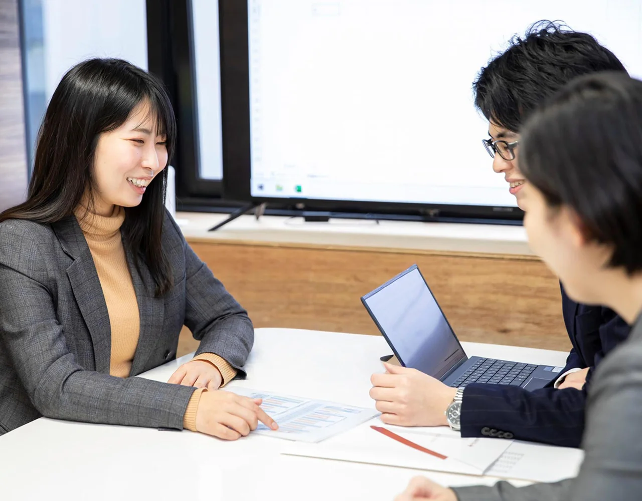 打ち合わせする税理士