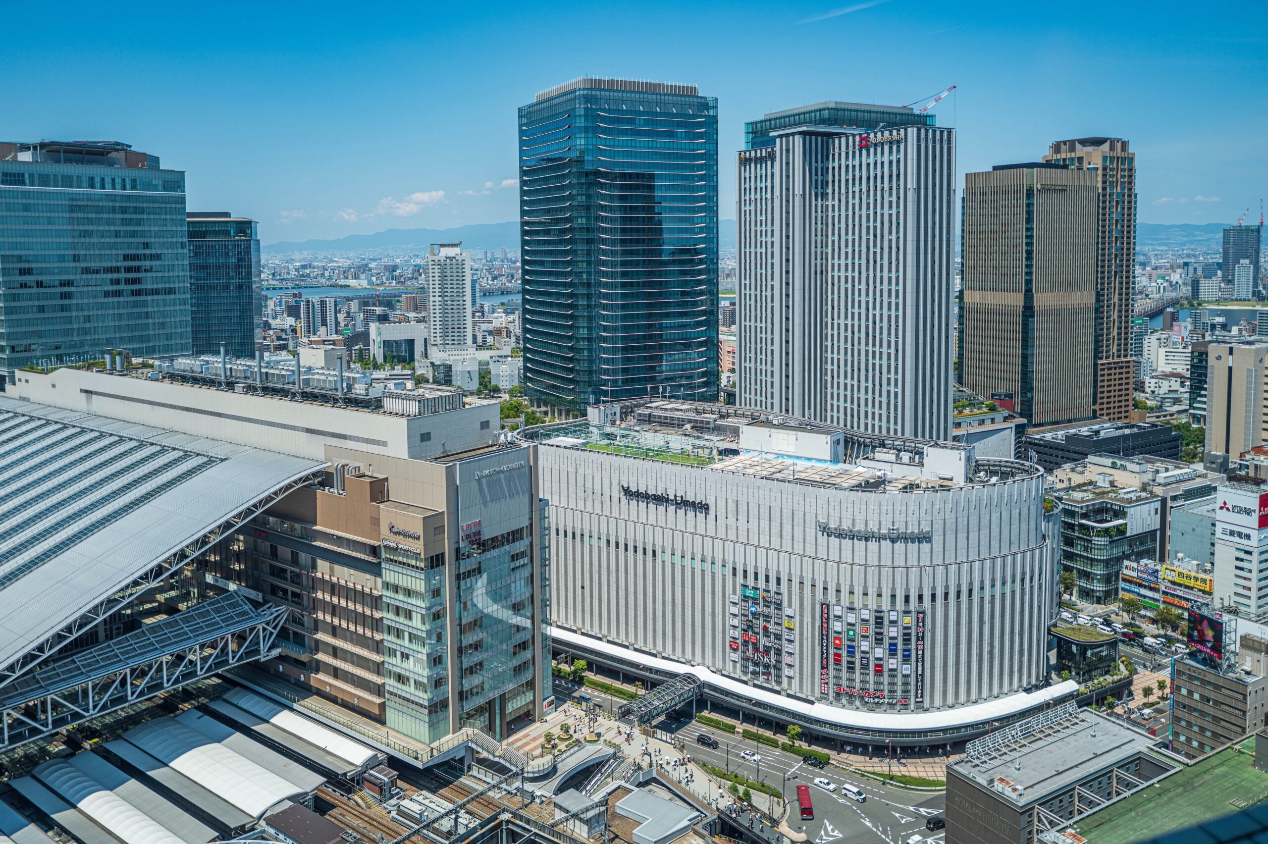 大阪で経営コンサルの依頼先を検討する中小企業経営者が見る大阪駅周辺の街並み