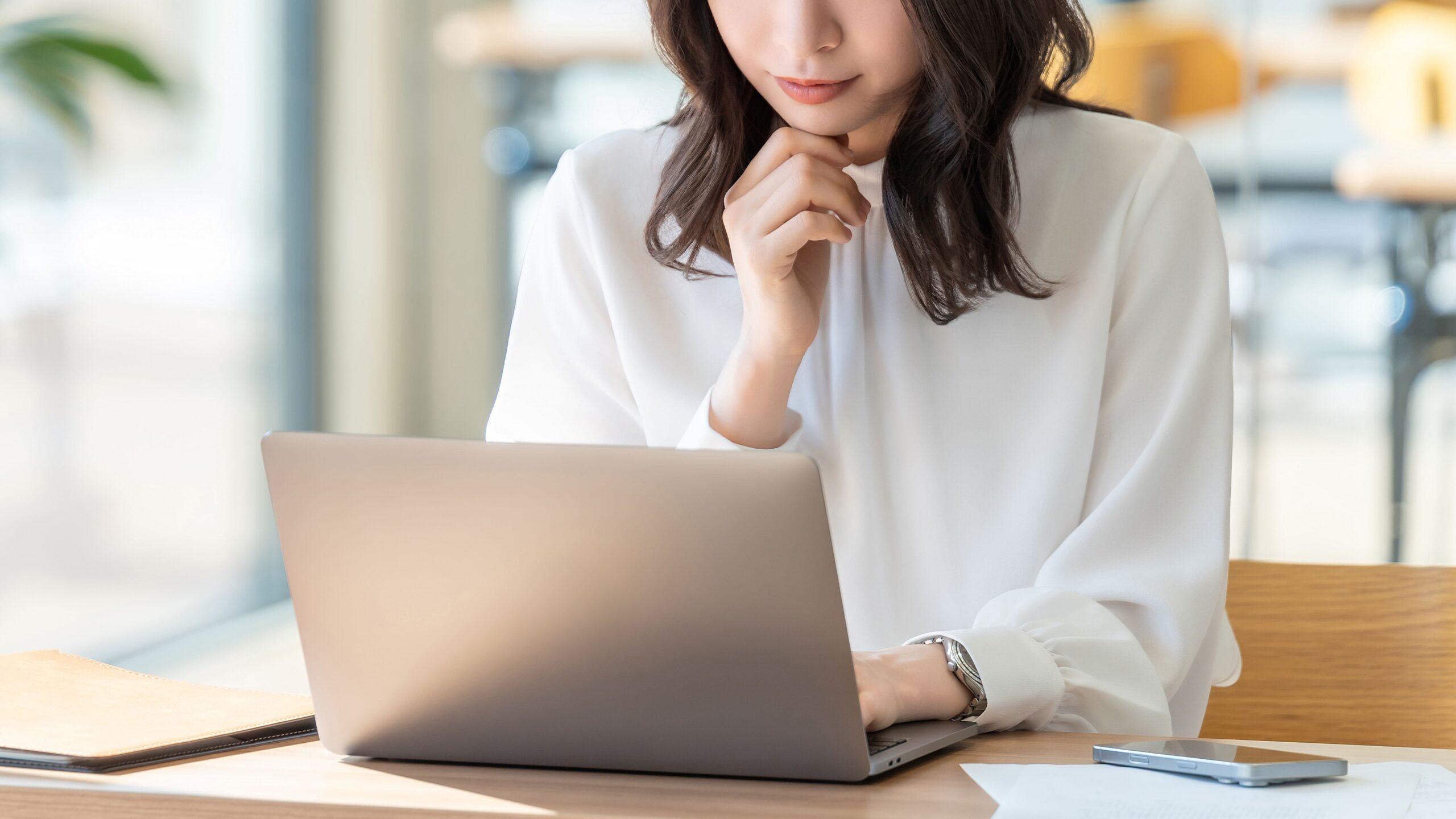 人材定着について思案する中小企業経営者