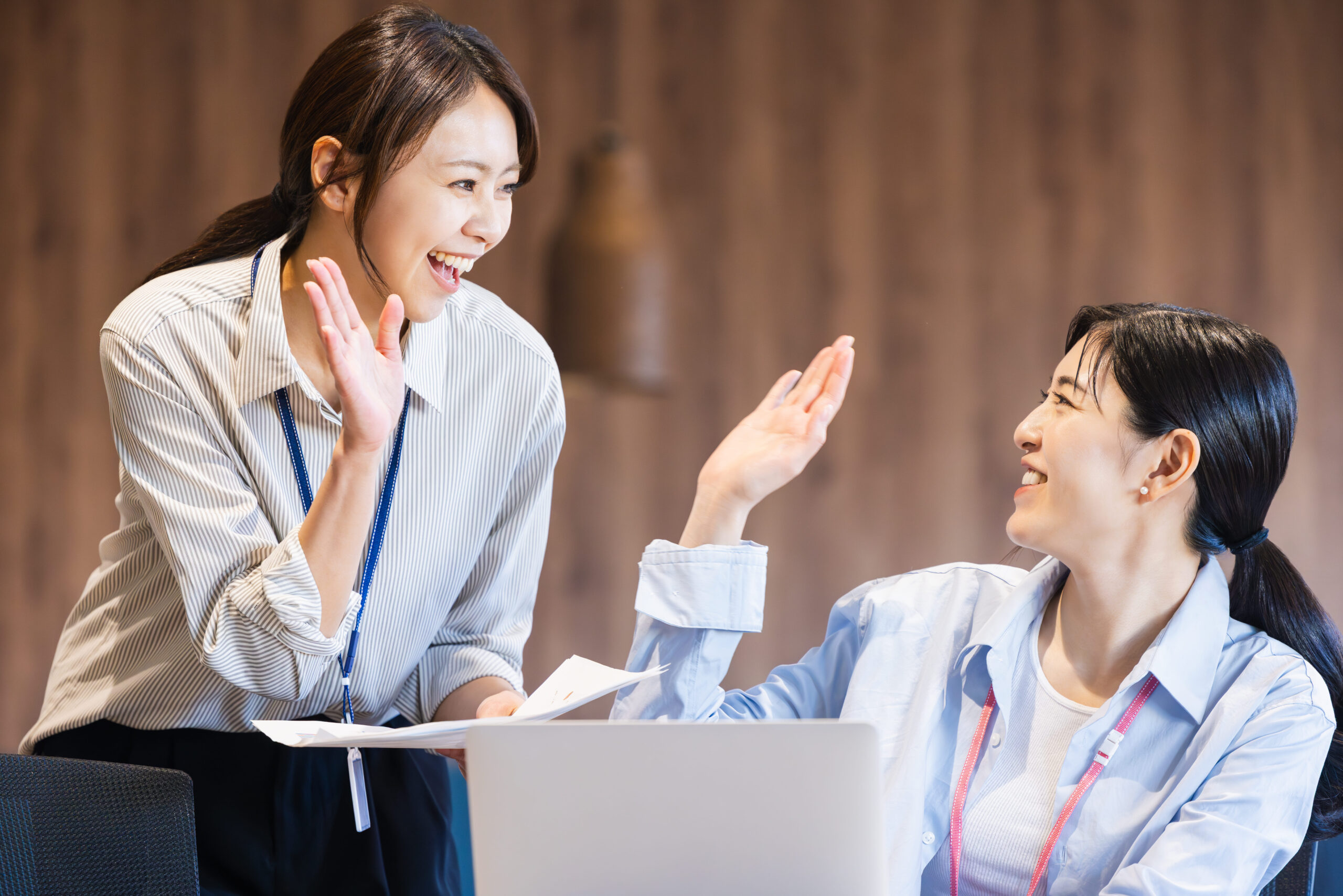 笑顔で個人のキャリアを話し合う場面