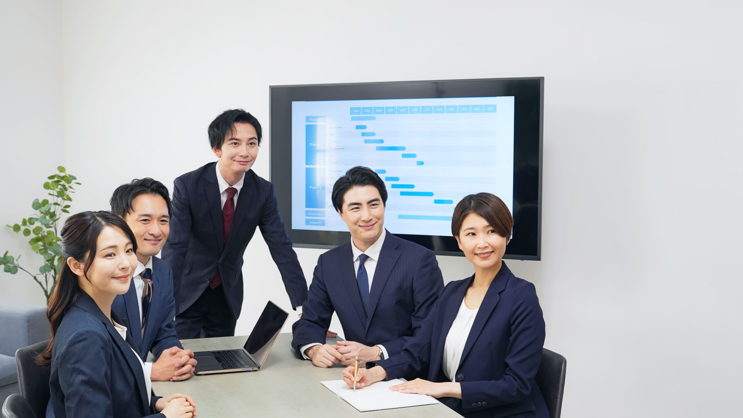 経営会議で計画を議論する場面
