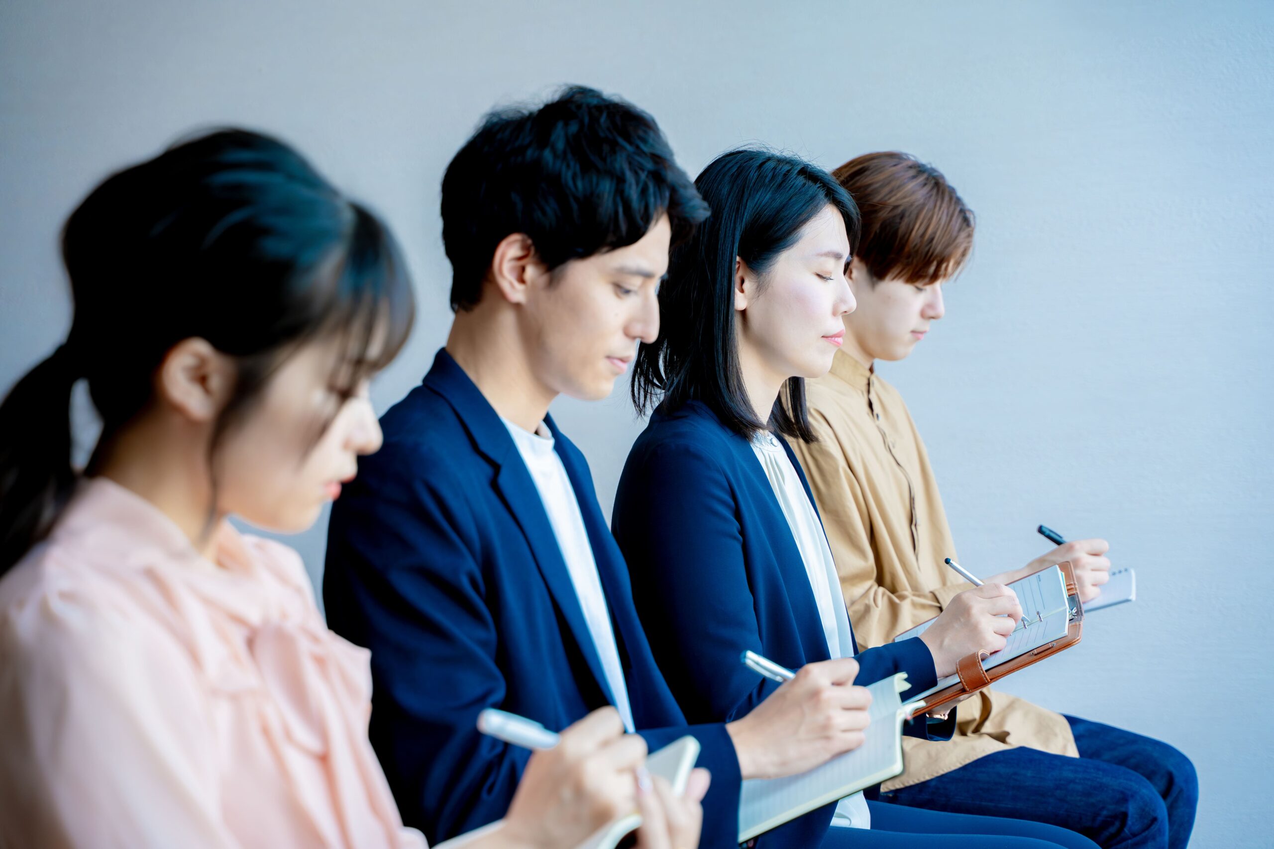 採用について検討する中小企業経営者