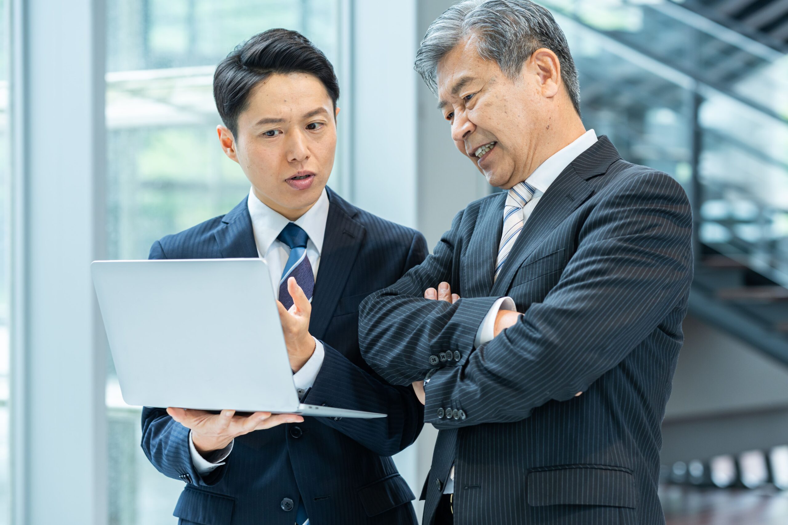 毎月の試算表を見ながら役員報酬と会社に残す額を議論する経営者と税理士