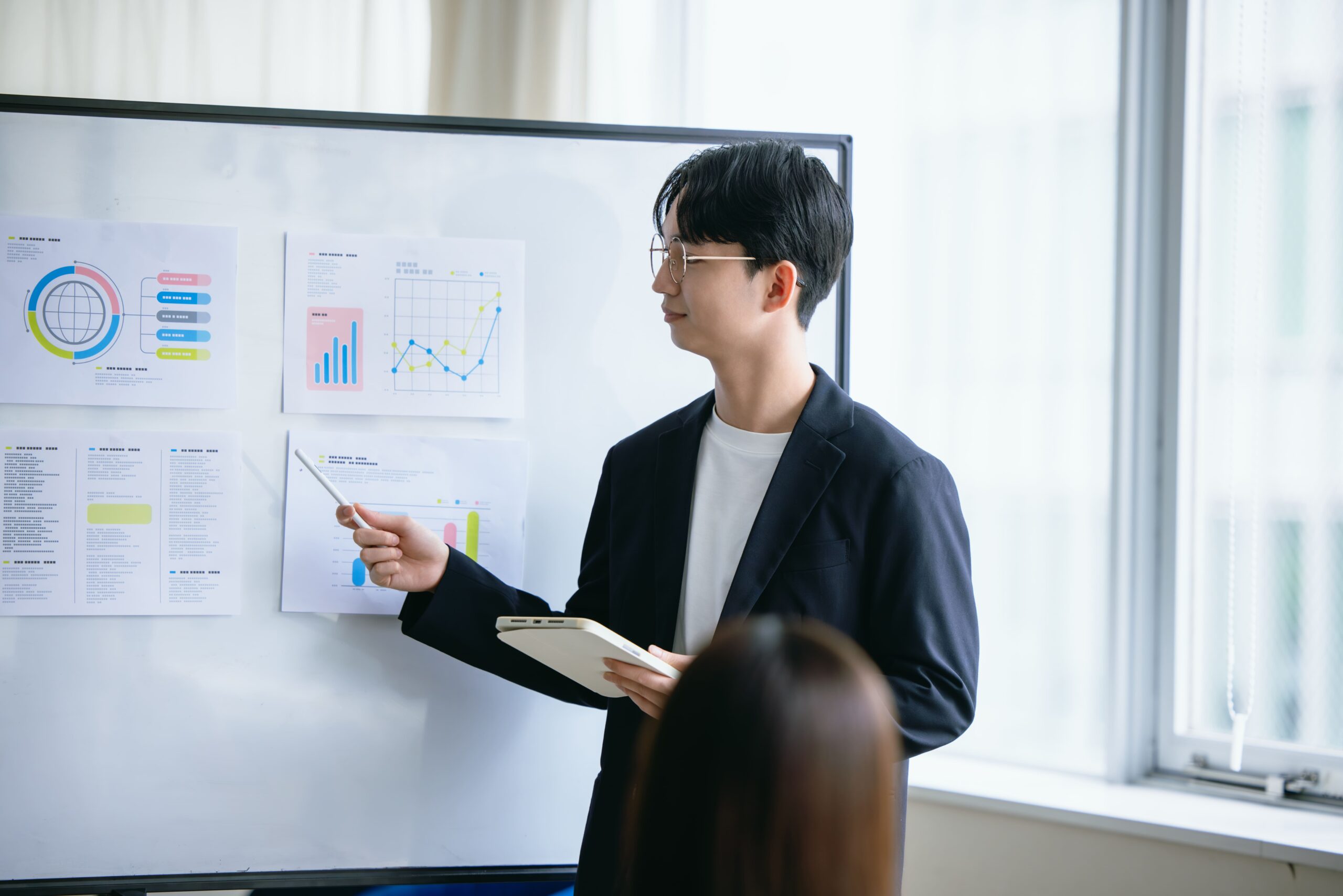 事業計画を社内に共有する場面
