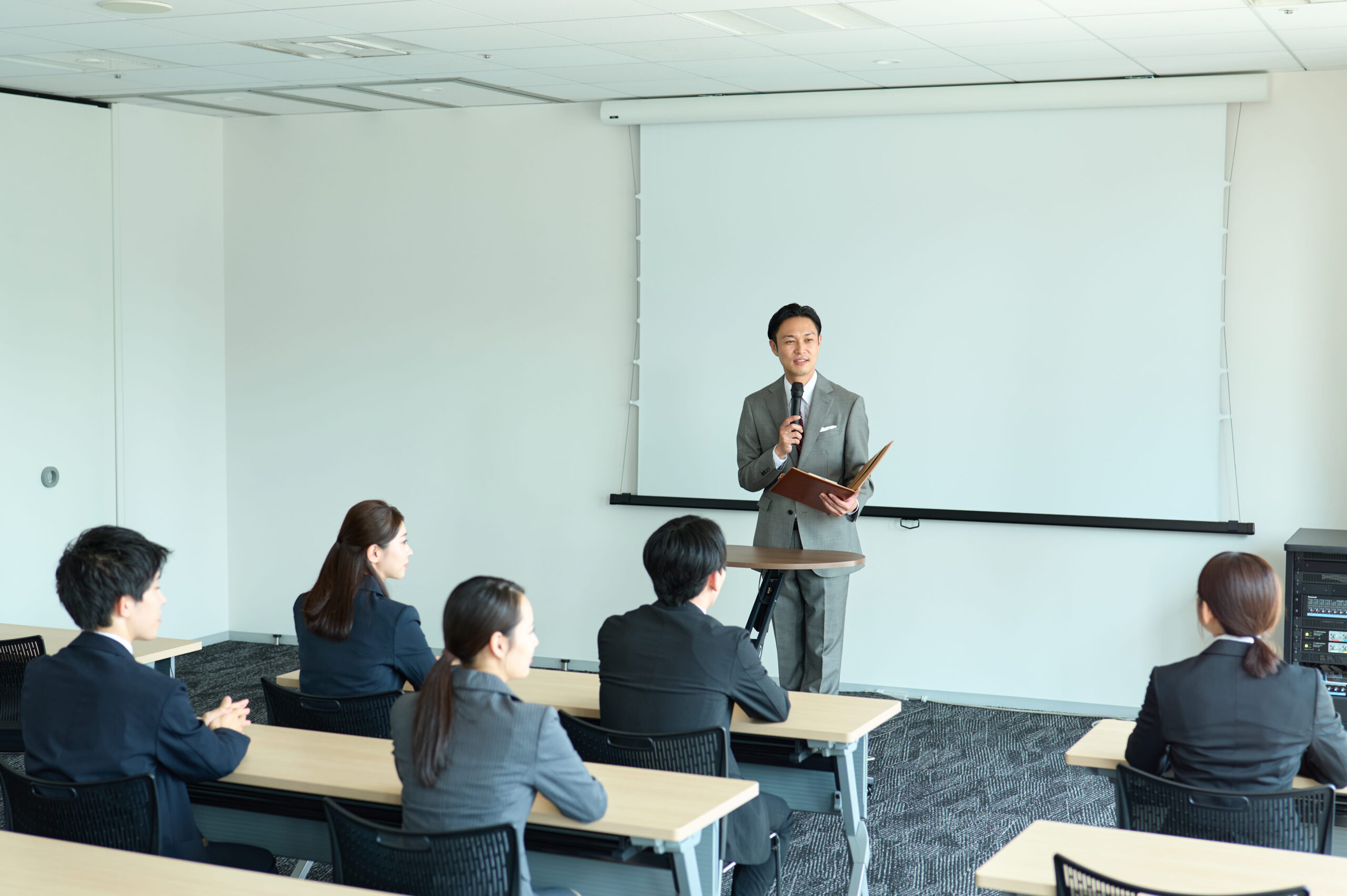 経営者がメンバーに会社のビジョンを語る場面