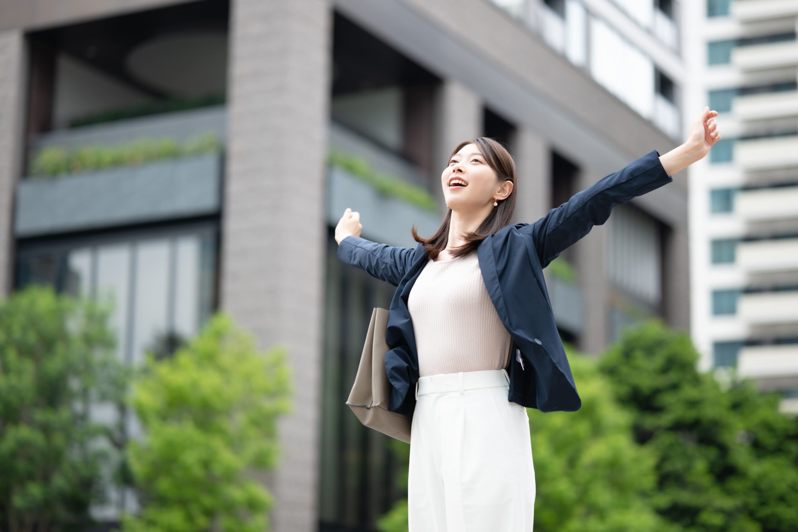 伸び伸びと働く社員の姿