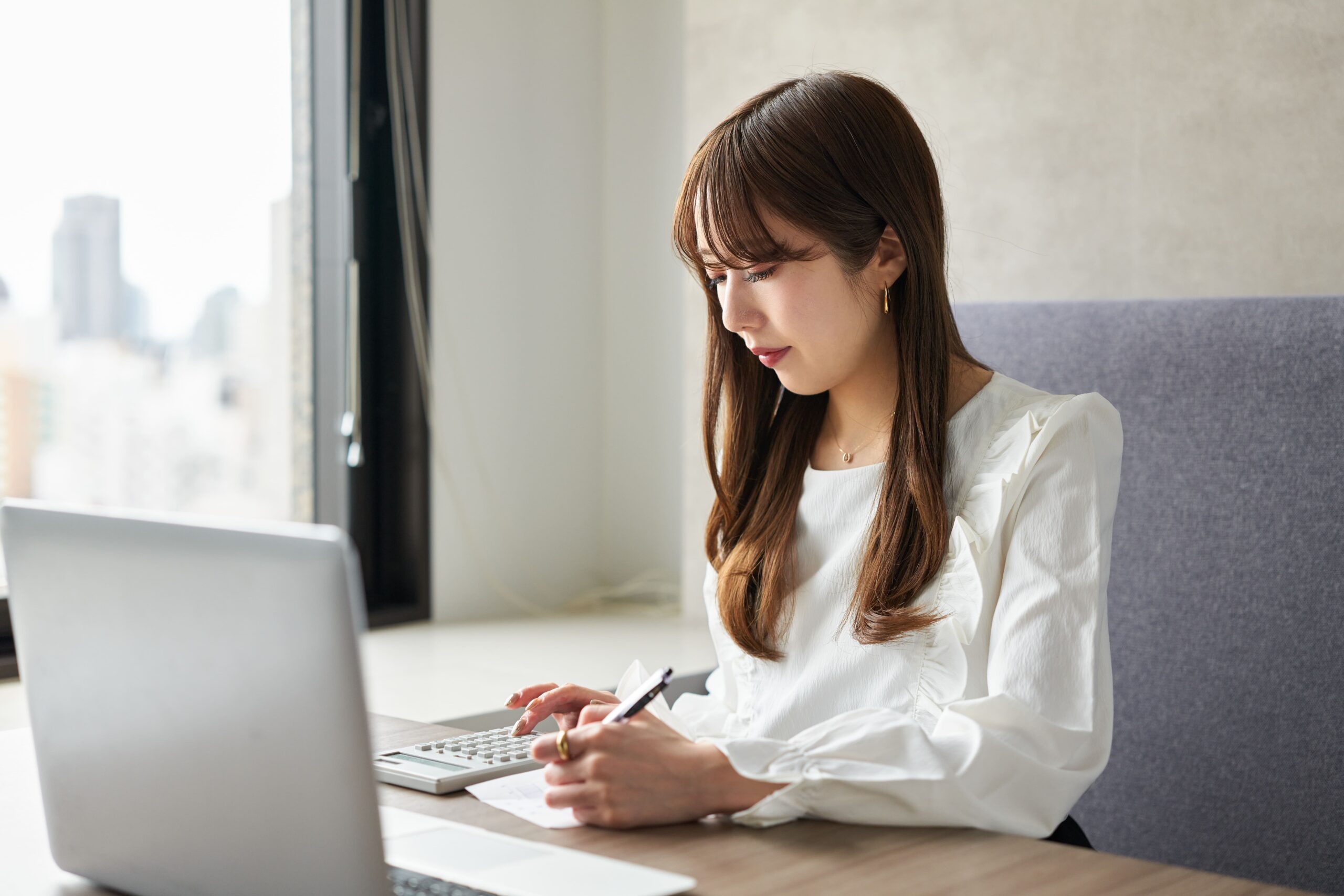 粗利から労働分配率を電卓で計算し人件費の上限を確認する場面