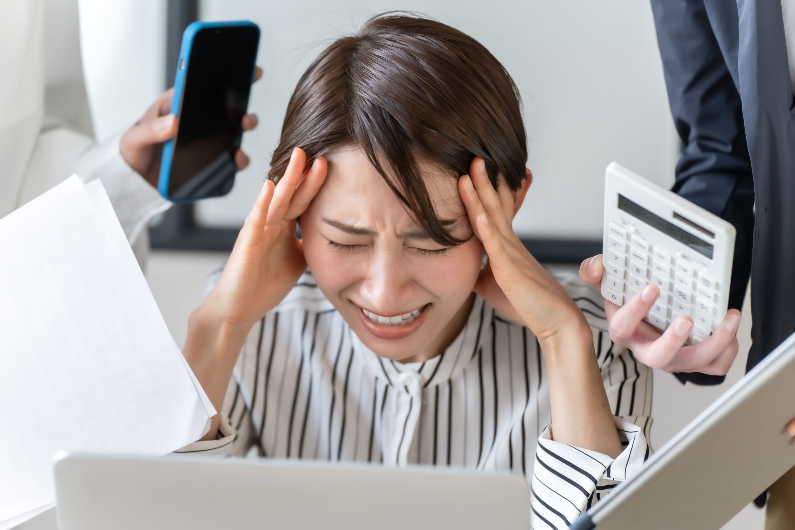 業務に追われ教育時間が取れない場面
