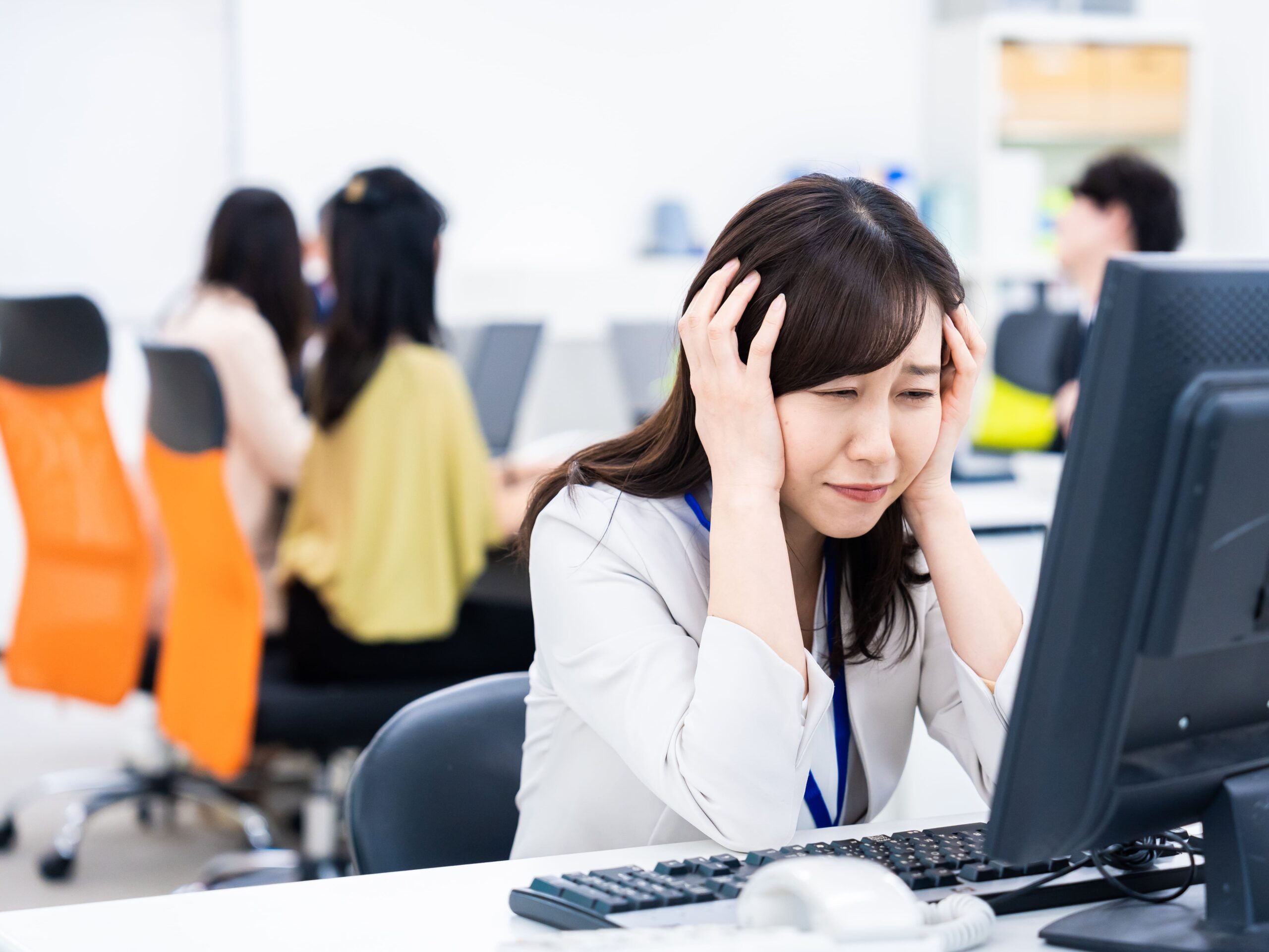 事業計画について悩む中小企業経営者